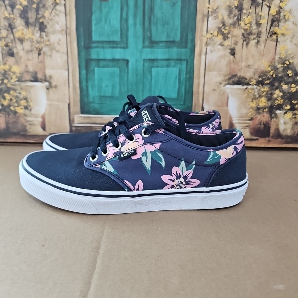 Vans Off The Wall Womens Size 10,‎ Pink Lily Flower Design. Navy Blue And White.